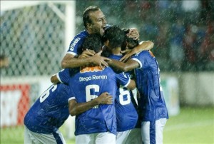 Cruzeiro ganó y se mantiene en la punta en Brasil.