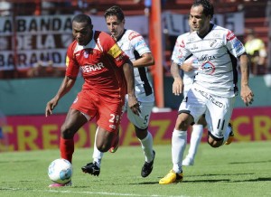 Argentinos venció a All Boys y asumió la punta en Argentina.