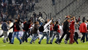 Hinchas de Besiktas invadieron terreno de juego.