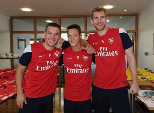Mesut Ozil lleva tres asistencias en tres partidos con el Arsenal en competición doméstica