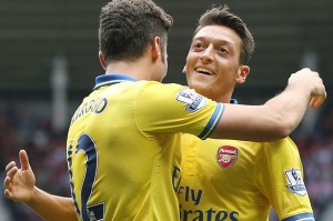 Arsenal ganó a domicilio en el debut de Mesut Ozil.