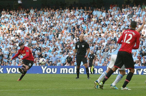 Wayne Rooney marcó un golazó con el que se convierte en el máximo goleador del clásico de Manchester