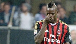 Mario Balotelli fue suspendido por tres fechas por agresión verbal al árbitro y doble amarilla
