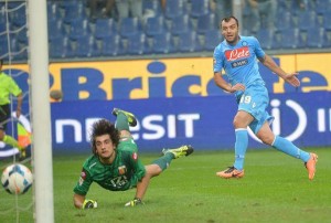 Con dos goles de Pandev, Zuñiga de capitán y Duvan Zapata de titular, el Nápoles se sube a la punta de la liga y gana de visitante