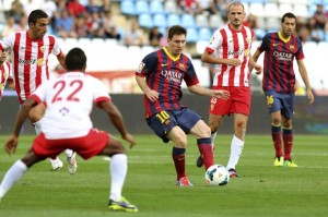 Con gol de Messi y Adriano, el Barcelona le ganó al Almería en su campo. Messi salió lesionado.