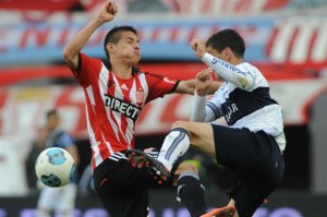 Erick Correa anotó para Gimnasia en el clásico de La Plata.