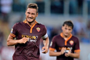 Totti celebra y Roma vence 3-1 a Parma
