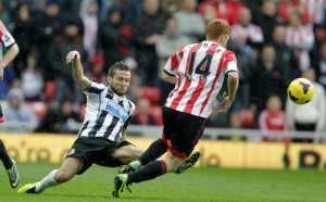 Sunderlan venció 2-1 a Newcastle en su patio.