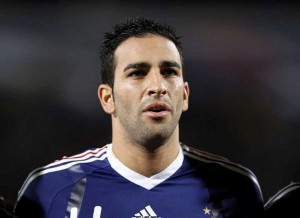 Adil Rami, a causa de problemas internos, será cedido al Milan en el mercado de invieron con opción de compra