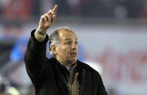 DT de Argentina está en Europa buscando nuevas cartas en la línea defensiva de la Selección albiceleste.