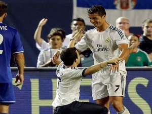 Cristiano Ronaldo fue contactado para ayudar al hincha que se coló al campo para abrazar al luso. El jugador envió una carta para evitar la deportación del fanático