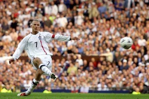 Beckham contó que empezó pateando peluches cuando no podía pegarle al balón
