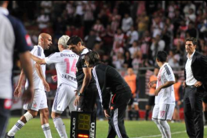 La bruja verón se enoja al salir sustituido en la victoria de Estudiantes 1-0 sobre Quilmes