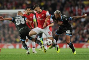 Jack Wilshere fue sorprendido fumando y se defendió con una foto de Zidane haciendo lo mismo
