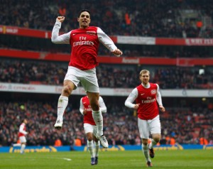 Arsenal ganó de visitante y sigue de líder.