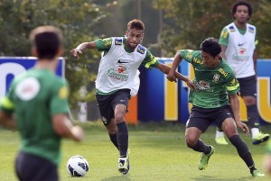 Neymar sufre un choque con Hernanes y sale lesionado del entrenamiento de Brasil