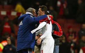 Ozil le regala su camiseta a Mourinho