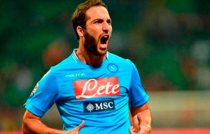 Gonzalo Higuaín marca en la victoria 2-0 del Napoli ante Torino