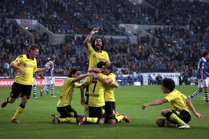 Borusis Dortmund derrotó 1-3 al Schalke y se mantiene a un punto del líder, el Bayern.