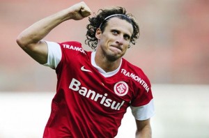 Diego Forlán afirmó que seguirá jugando profesionalmente.