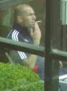 Zidane fumando como defensa