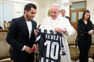 Caros Tévez le obsequió la camiseta de la "Juve" al Papa Francisco.