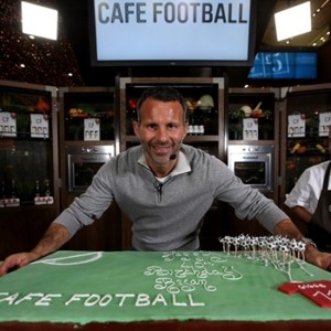 Ryan Giggs sigue más activo que nunca en las canchas