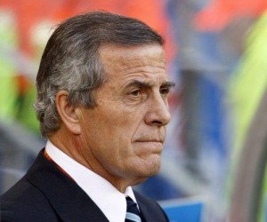 El DT de la Selección Uruguaya fue intervenido quirúrgicamente de su columna.