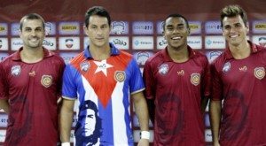 Jugadores del madureira posan con la camiseta oficial en homenaje al che guevara