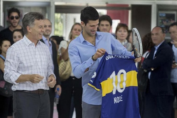 Djokovic con la 10 de Nole de Boca Juniors con Macri