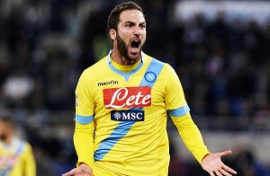 Napoli gana con dos goles de Higuaín que se convierte en el máximo goleador del equipo en la temporada