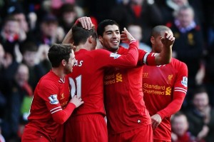 Liverpool líder de la Premier con un inspirado Suárez.