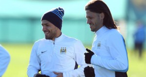 Aguero con Demichelis en entrenamiento con el Manchester City