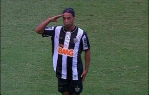 Dinho marca golazo en su regreso y celebra a lo comandante