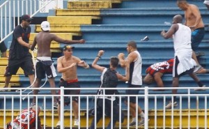 violencia en el fútbol de brasil entre hinchas del Atlético Paranaense y el Vasco da Gama