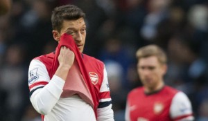 Arsenal busca el liderato de la premier de la mano de Ozil