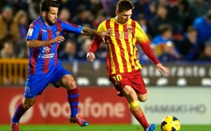 Levante le roba dos puntos al Barcelona.