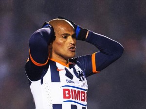Suazo se lesionó su hombro izquierdo