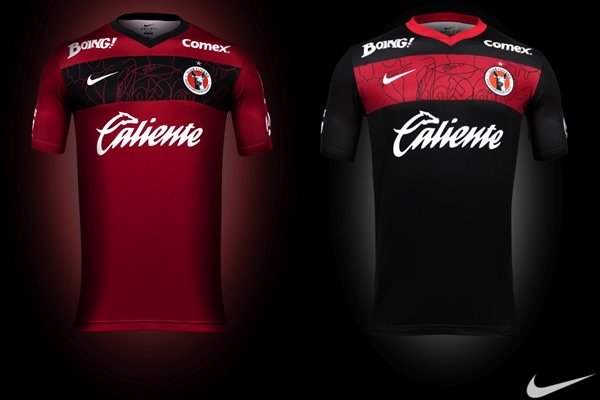 con camisa de los xolos