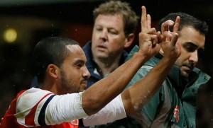 Walcott se lesiona los ligamentos cruzados de la rodilla izquierda y está 6 meses de baja