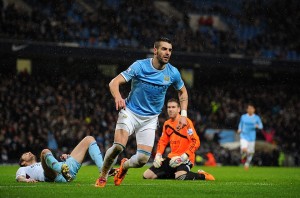 Negredo marcó hat-trick en la victoria del City 6-0 sobre el West Ham