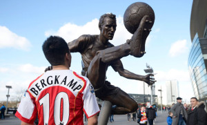 El Arsenal le hace una estatua a Bergkamp en el Emirates Stadium