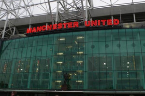 Manchester United aprovecha patrocinios en su estadio para generar ingresos