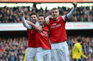 Arsenal gana en casa y sigue a la caza del Chelsea