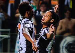 Ronaldinho celebra un gol con el Atlético Mineiro