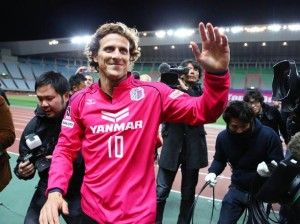 Debut forlan con el Cerezo Osaka de Japon