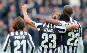 vidal celebra un gol con la juve