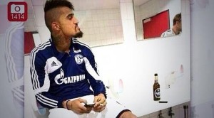Boateng se guma un cigarro y se baja una cerveza antes de una prueba antidoping