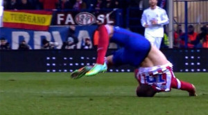 así fue la caida de Manquillo tras chocar con cristiano ronaldo