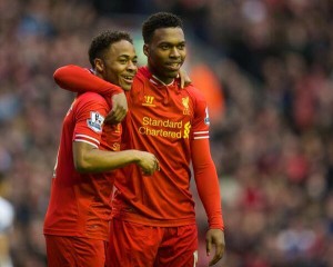 Sturridge celebra con Sterling en victoria del Liverpool